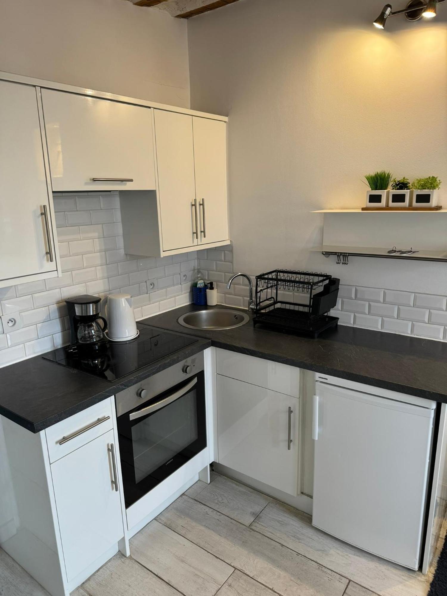 Freshly Tastefully Renovated Apartments In Heart Of Old Антіб Екстер'єр фото